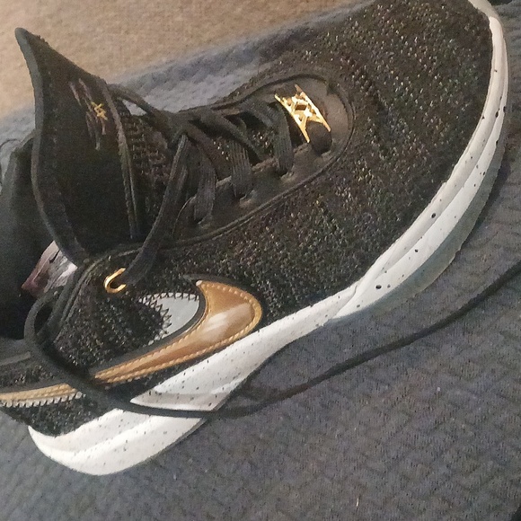 Nike LeBron 20Black Metallic Gold - Picture 2 of 6